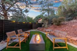 Red Rock Retreat: Sedona Views, Hot Tub & BBQ