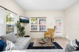 Serene Town Escape – Cozy Cottage Near Downtown