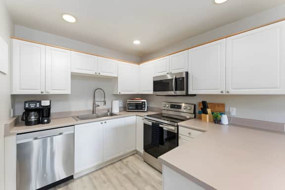 2BR Sedona Escape with Workspace & Pool Access