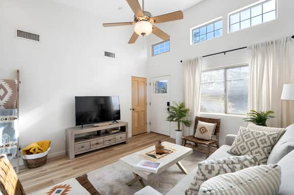 2BR Serene Red Rock Retreat - Hot Tub & Nice Views