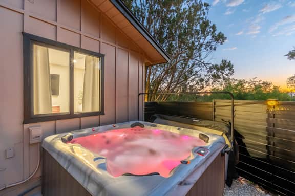 Red Rock Retreat: Sedona Views, Hot Tub & BBQ