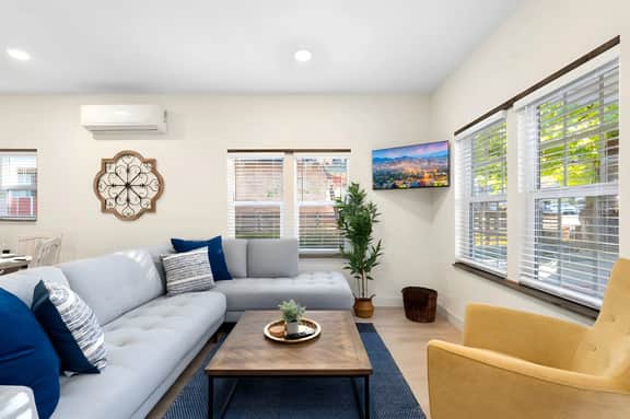 Serene Town Escape – Cozy Cottage Near Downtown - Image 2