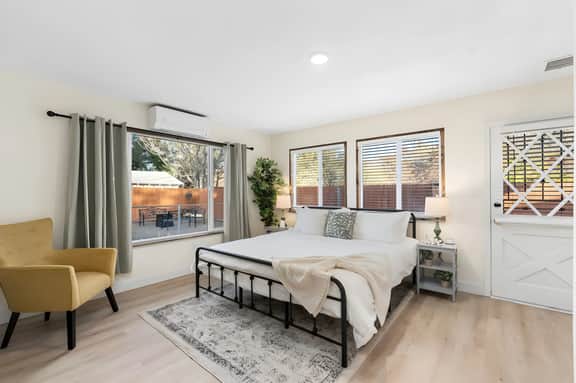 Serene Town Escape – Cozy Cottage Near Downtown