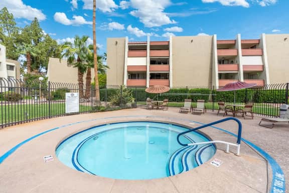 1BR Prime Old Town Condo | King Bed + Resort Amenities