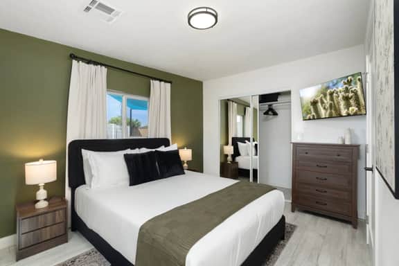 Phoenix Furnished with 2 Queen Beds, EV Charger in a Quiet Location! - Image 3