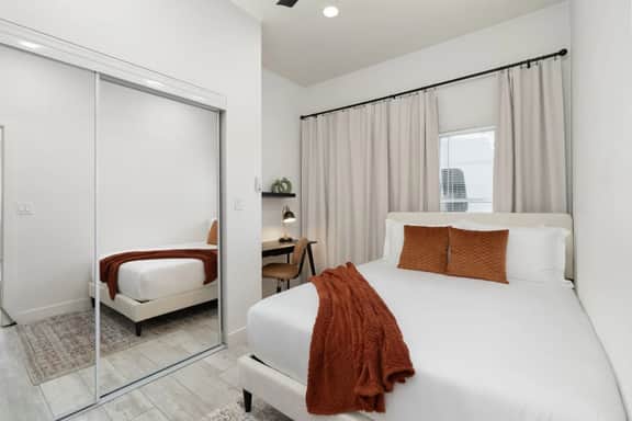 Phoenix Furnished with 2 Queen Beds, EV Charger in a Quiet Location! - Image 4