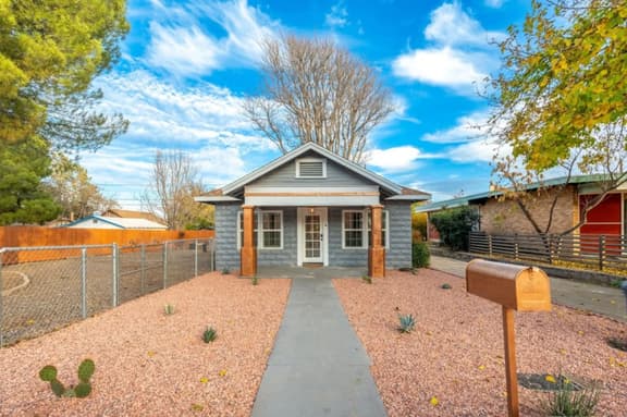 Serene Town Escape – Cozy Cottage Near Downtown - Image 1