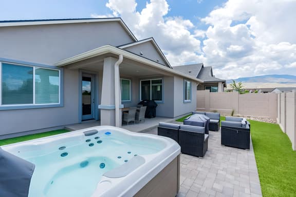 Stylish Revival Retreat - Hot tub & Fire pit