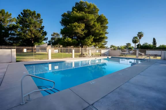 Mesa Getaway, 2 BR Condo, Central Location, Pool!