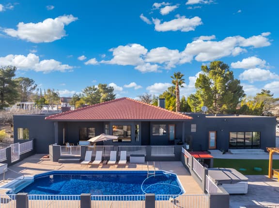 Outdoor Oasis with Views! - 3BR, Pool, Hot tub, Grill