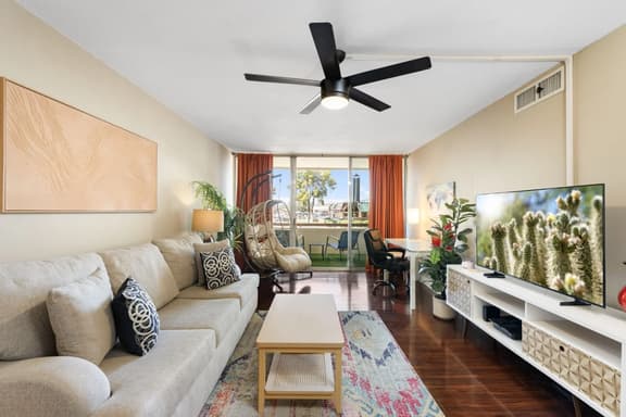 1BR Prime Old Town Condo | King Bed + Resort Amenities